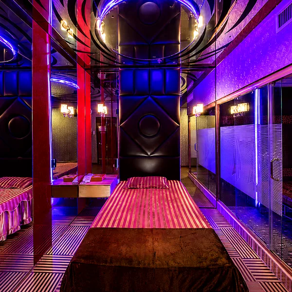 Red lattice theme room with mirror details and a stronger scene atmosphere photo