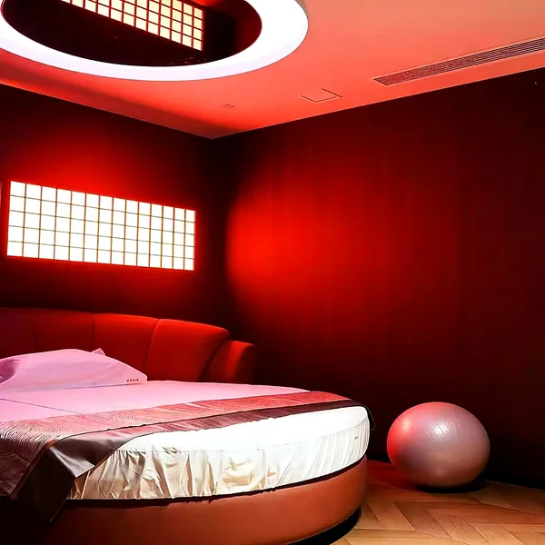 Red round-bed theme room photo