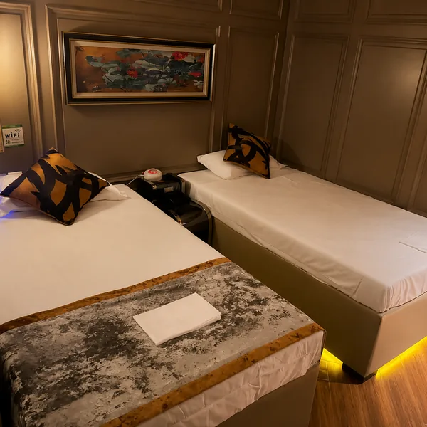 Twin-bed rest room photo