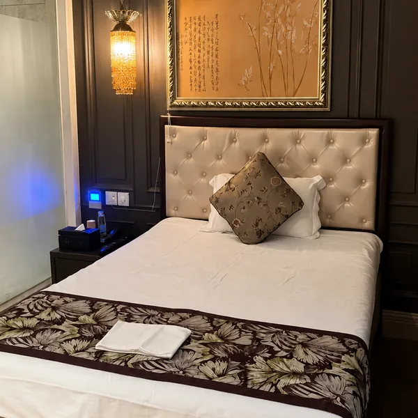 Classic-style bedroom with a steadier hotel-room atmosphere photo